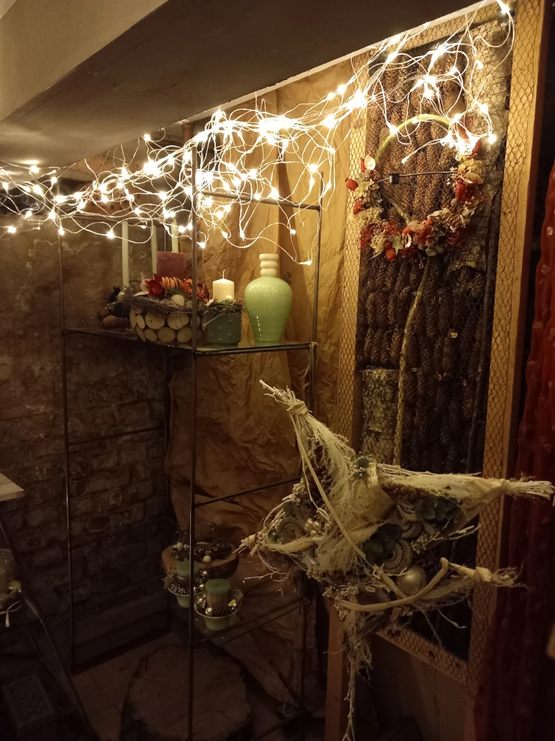 Adventsausstellung im Keller mit Beleuchtung.