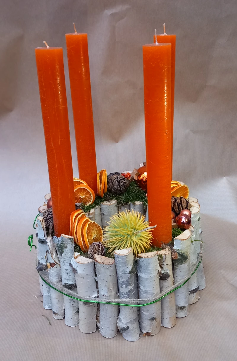 Kranz mit Birkenstäben, orange rustikal Stabkerzen und Deko.