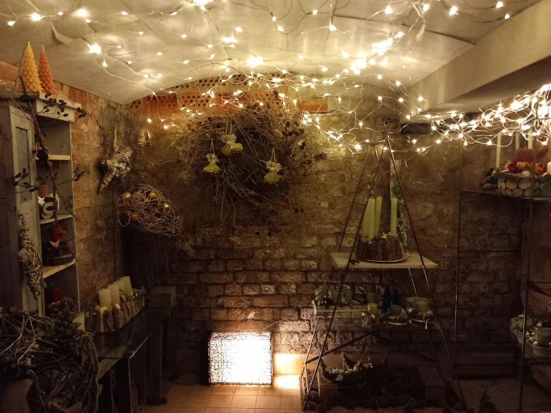 Adventsausstellung im Keller mit Beleuchtung vom Eingang aus gesehen. Adventsausstellung im Keller mit Beleuchtung vom Eingang aus gesehen.