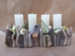 Längliches Gesteck mit Schwemmholz und weißen rustikal Kerzen.