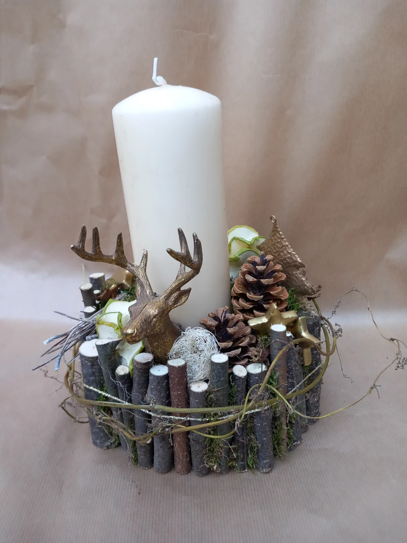 Rundes Gesteck mit Holzstäben, klassisch weißer Kerze und Deko.