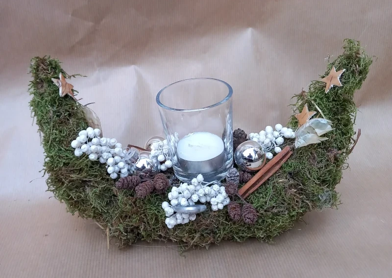 Moosschiffchen mit Teelicht und Zierpfeffer in weiß.