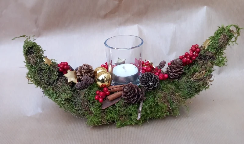 Moosschiffchen mit Teelicht und Naturmaterialien. Moosschiffchen mit Teelicht und Naturmaterialien.