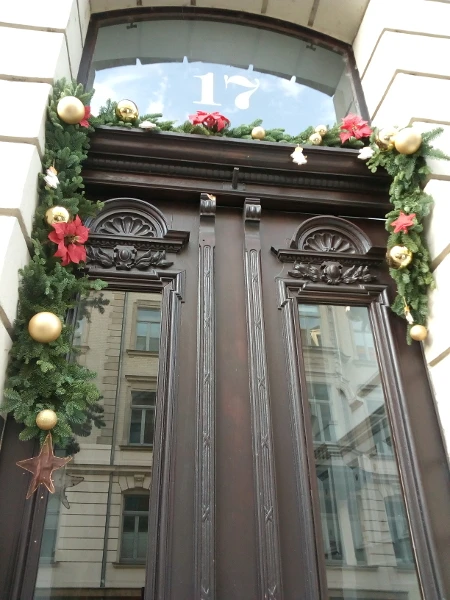 Girlande an einer Haustüre angebracht.