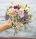Brautstrauß mit Frühling- und Sommerblumen
