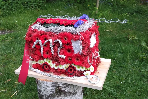 Eine stilisierte Feuerwehr mit Chrysanthemen, Gerbera, Islandmoos und Calocephalus. Eine stilisierte Feuerwehr mit Chrysanthemen, Gerbera, Islandmoos und Calocephalus.