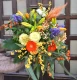 Strauß mit Rose, Gerbera, Ilex, Eisenhut, Korallenranke, Eustoma, Eucalypthus und Schleierkraut.
