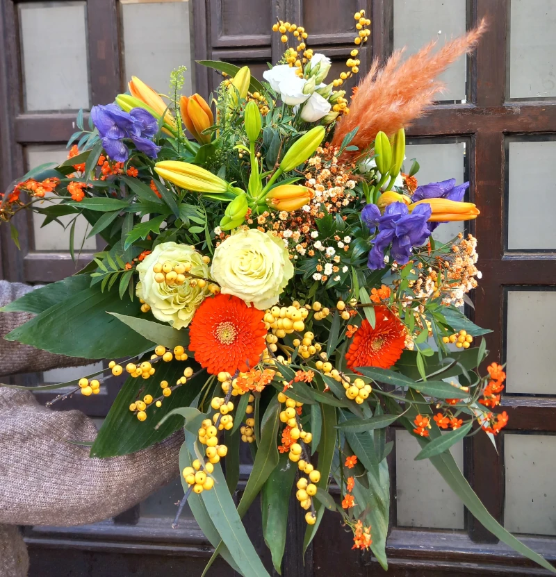 Strauß mit Rose, Gerbera, Ilex, Eisenhut, Korallenranke, Eustoma, Eucalypthus und Schleierkraut. Strauß mit Rose, Gerbera, Ilex, Eisenhut, Korallenranke, Eustoma, Eucalypthus und Schleierkraut.