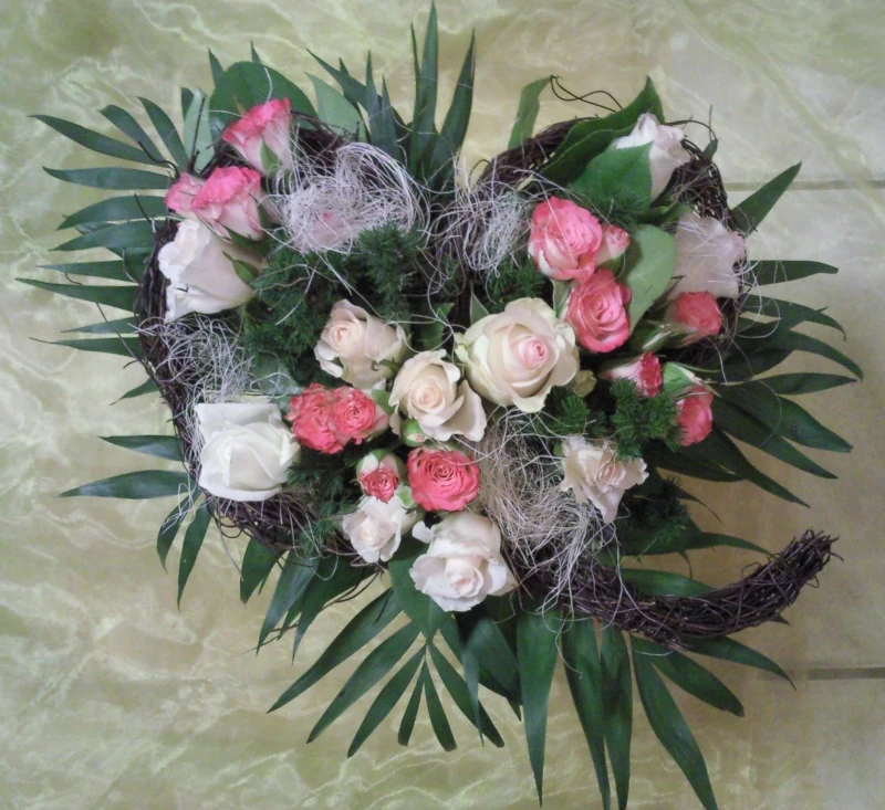Strauß in Herzform mit verschiedenen Rosen, Sisal und Mühlenbeckia-Gerüst. Strauß in Herzform mit verschiedenen Rosen, Sisal und Mühlenbeckia-Gerüst.