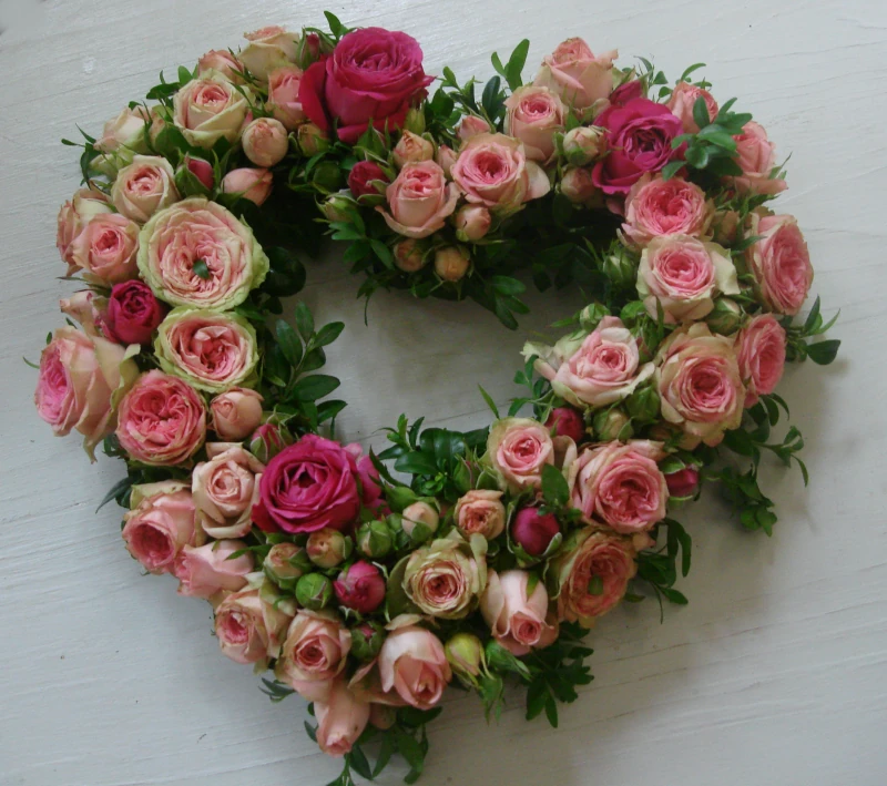 Trauerherz offen mit verschiedenen Rosen, Rosenknospen und Buchsbaum. Trauerherz offen mit verschiedenen Rosen, Rosenknospen und Buchsbaum.