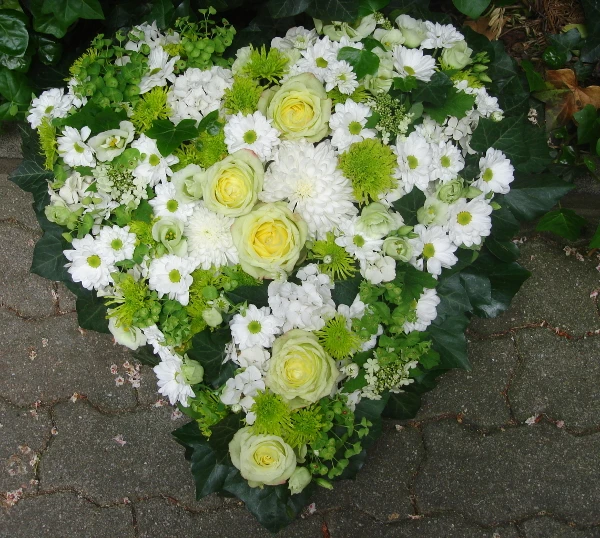Trauerherz mit Rosen, Chrysanthemen, Hortensie, Euphorbie und Eustoma.