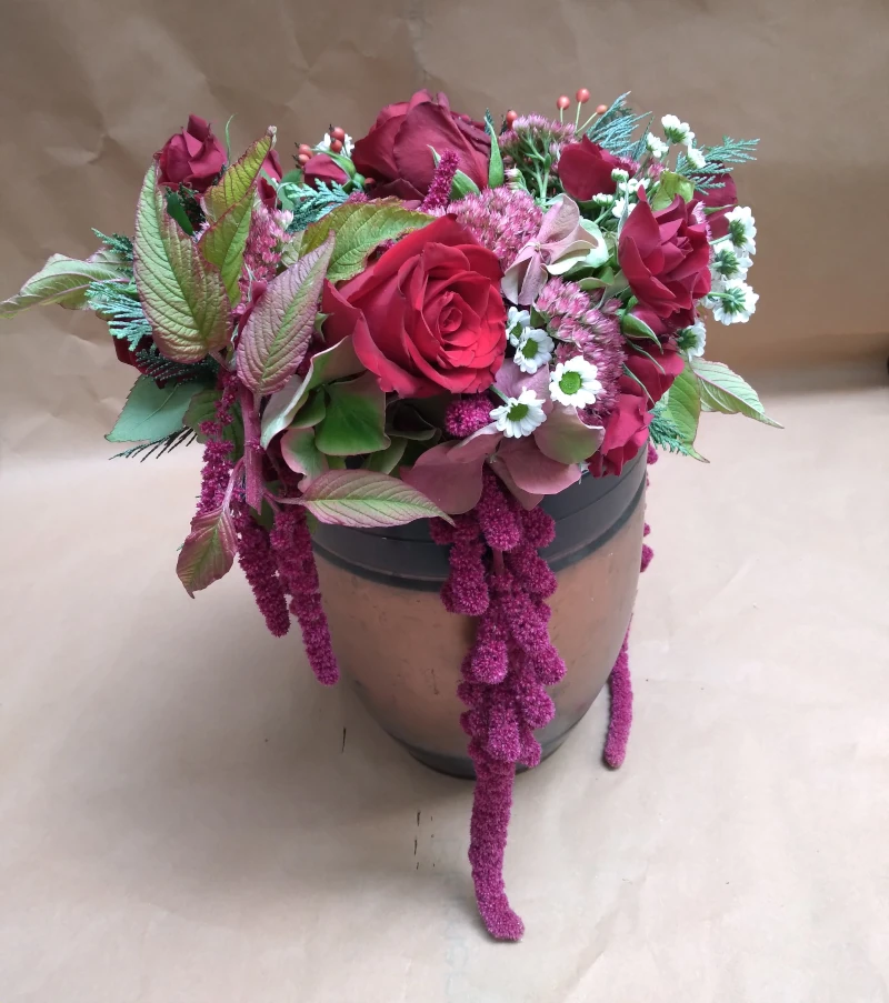 Urnenkranz mit Rosen, Santinis, Hagebutten, Sedum und Fuchsschwanz. Urnenkranz mit Rosen, Santinis, Hagebutten, Sedum und Fuchsschwanz.